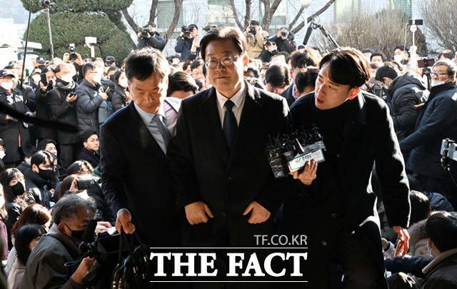 강준현 의원은 이재명 대통령에 대한 수사, 김건희 여사 관련 도이치모터스 주가조작, 명품백, 양평고속도로 사건에 검언유착, 고발사주, 채해병 사건 등을 짚으며 제대로 된 수사와 기소가 이뤄지지 않았다고 비판하며 이러한 사례들이 검찰개혁의 필요성을 역설한다고 주장했다. 이재명 대통령이 성남FC 후원금 의혹으로 2023년 1월 수원지검 성남지청에 출석하던 모습. /사진공동취재단