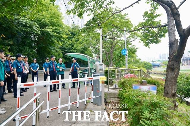 13일 오후 김수환 부산경찰청장이 장마철을 앞두고 부산 동래구 연안교 하상도로 차단 시설을 점검하고 있다. /부산경찰청