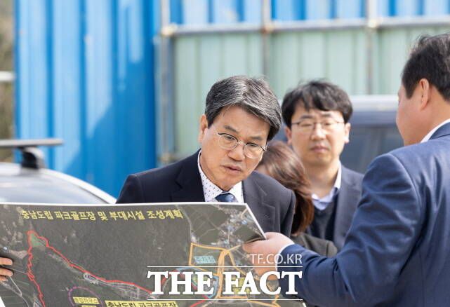 김돈곤 청양군수가 내년 상반기 개장을 목표로 추진 중인 '108홀 규모 충남 파크골프장'을 현장점검하고 있다. /청양군