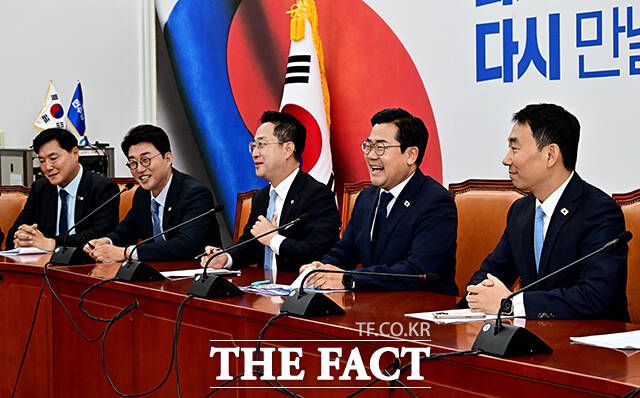 박찬대 더불어민주당 대표 직무대행 겸 원내대표가 12일 오전 서울 여의도 국회에서 열린 고별 기자간담회에 참석해 모두발언을 하고 있다./배정한 기자