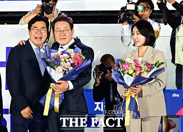 22대 국회 첫 더불어민주당 원내사령탑을 맡았던 박찬대 당대표 직무대행 겸 원내대표가 12일 원내대표 임기 종료를 앞두고 자신의 점수를 'A-'로 자평했다. 사진은 제21대 대통령 당선이 확실시 되는 이재명 더불어민주당 대선 후보가 지난 4일 서울 여의도 국회 앞에 마련된 개표방송 야외무대에서 박 상임총괄선대위원장(왼쪽)과 인사를 하는 모습. /배정한 기자