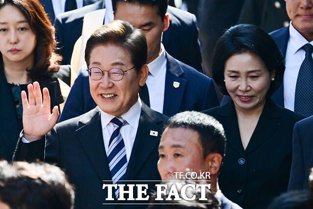 이재명 대통령이 임기 초기 숨 가쁜 일정 속에서도 '소통' 행보를 이어가고 있다. 사진은 이 대통령과 김혜경 여사가 4일 인천시 계양구 자택에서 주민들에게 인사하며 나서는 모습. /남윤호 기자
