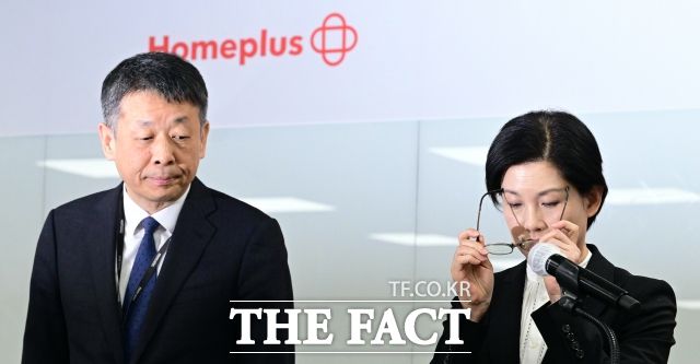 김광일 MBK 파트너스 부회장과 조주연 홈플러스 대표가 지난 3월 14일 서울 강서구 홈플러스 본사에서 기업회생 신청과 관련한 기자간담회에 참석해 입장문을 발표하고 있다. /임영무 기자