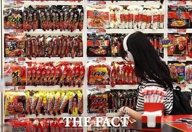 서울 시내 한 편의점에서 소비자가 라면을 고르고 있다. /뉴시스