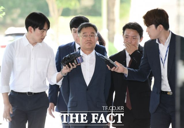 대장동 개발업자 김만배 씨와 최윤길 전 성남시의장의 성남도시개발공사 조례 통과 관련 뇌물 혐의 재판이 1심 유죄에서 2심은 무죄로 뒤집혔다. 검찰의 상고로 사건은 대법원으로 넘어간 가운데, 이재명 대통령 당선 이후 대법원이 해당 사건의 신속한 결론을 낼지가 주목된다. /이새롬 기자