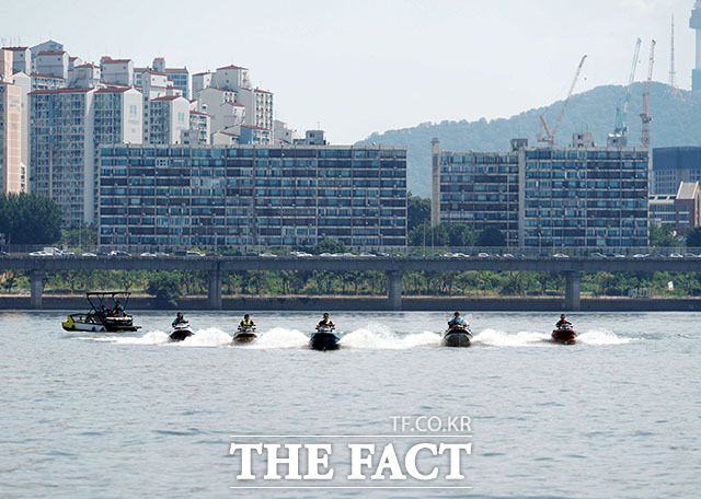 BRP사의 씨두(SEA-DOO)가 15일 서울 여의도 한강 씨두 시승체험장에서 해양 레저스포츠의 매력을 직접 체험할 수 있는 씨두데이(SEA-DOO DAY)를 개최했다. /씨두(SEA-DOO)