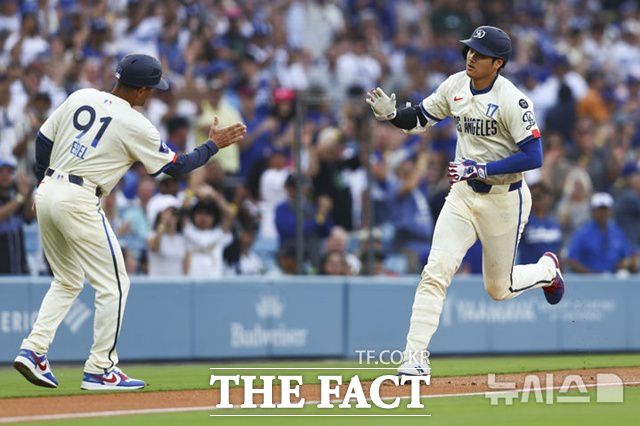 LA 다저스 오타니 쇼헤이가 15일(한국시간) 샌프란시스코전에서 1회말 우중월 솔로 홈런을 날린 뒤 3루 베이스를 돌고 있다. /LA=AP.뉴시스