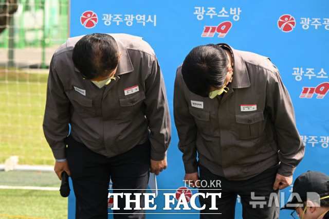 정일택 금호타이어 대표이사가 지난달 18일 오전 금호타이어 광주공장 화재 현장에서 열린 현장 브리핑에 참석, 사과문을 발표하며 고개를 숙이고 있다. /뉴시스