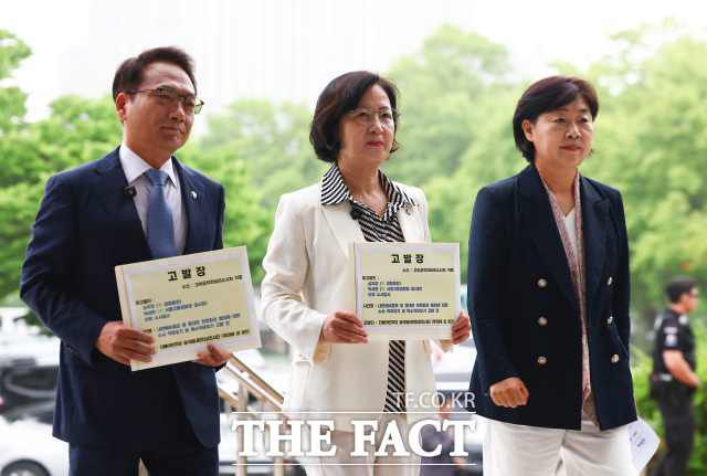 더불어민주당 내란조사단은 검찰이 12·3 비상계엄 사태 관련 내란죄 수사가 미진하다며 검찰 지휘부를 고위공직자범죄수사처(공수처)에 고발하고 추가 기소를 촉구했다. 추미애(가운데) 더불어민주당 내란진상조사단장과 박선원, 서영교 의원이 16일 경기 과천시 고위공직자범죄수사처 민원실 앞에서 심우정 검찰총장, 박세현 본부장 등 수사검사들을 특수직무유기 혐의로 고발장을 접수하기 위해 민원실로 이동하고 있다. /뉴시스