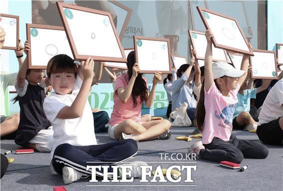 많은 사람들이 공정무역 도전 골든벨에 참여해 문제를 풀고 있다. /인천시