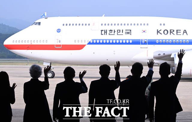 강훈식 비서실장과 김병기 더불어민주당 대표 직무대행 겸 원내대표, 우상호 대통령실 정무수석, 고기동 행정안전부 장관 직무대행, 타마라 모휘니 주한 캐나다 대사, 김진아 외교부 2차관(오른쪽부터)이16일 오후 경기 성남시 서울공항에서 G7 정상회의 참석을 위해 순방길에 오른 이재명 대통령을 배웅하며 손을 흔들고 있다. /서울공항=이새롬 기자