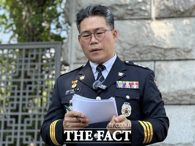 백 경정은 지난 12일 서울 서초구 대검찰청 정문 앞에서 기자회견을 열고 "인천지검에서 말레이시아 마약 조직원 중 1명을 체포했는데 인천지검에서 쉬쉬하며 덮었다"며 "검찰은 조직원들이 여러 차례 국내에 침입해 마약을 밀반입했다는 사실을 출입국 자료, 관세청 동향보고 등에서 확인했음에도 사건을 덮었다"고 주장했다. /정인지 기자