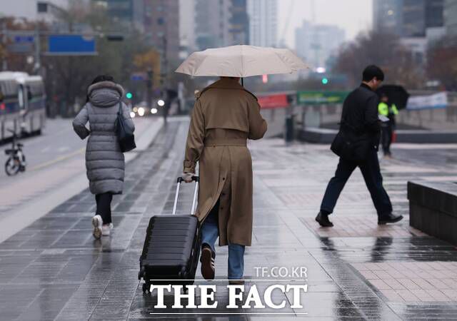 오늘(16일)은 전국이 대체로 흐리고 오전까지 대부분 지역에서 비가 내릴 것으로 예상된다. /뉴시스