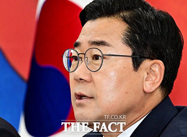 정 의원이 이 대통령과의 일체감을 앞세워 강성 지지층의 결집을 노린다면, 박 전 원내대표는 계엄과 탄핵, 대선을 거치며 당을 안정적으로 이끌었던 실적을 내세워 '실무형 추진력'과 안정감을 무기로 지지를 호소할 가능성이 크다. /배정한 기자