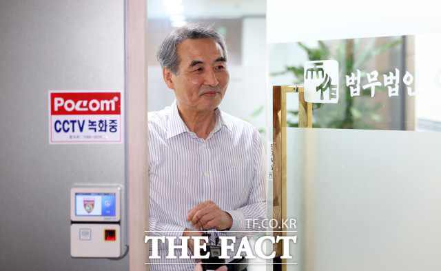 김건희 특검 특별검사에 지명된 민중기 변호사(전 서울중앙지방법원장)이 13일 서울 서초구 소재 법무법인 사무실에서 취재진과 만나 질의응답을 하고 있다. /뉴시스