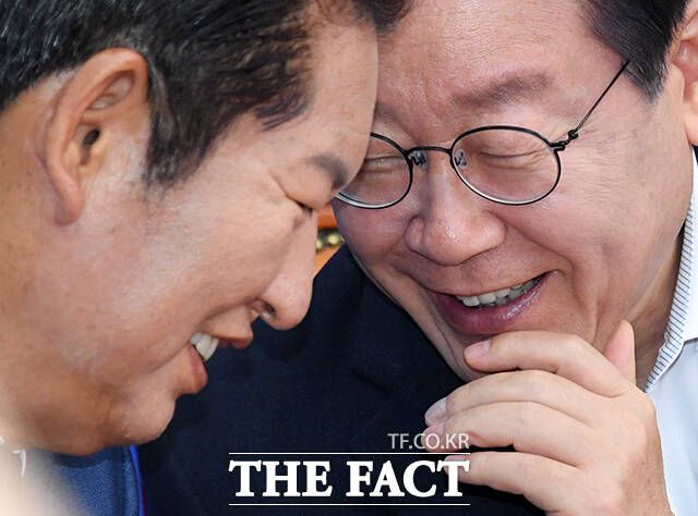 16일 정치권에 따르면 정 의원은 지난 15일 국회 소통관에서 기자회견을 열고 당대표 출마를 선언했다. 정 의원은 "국민주권시대에 맞는 당원주권시대를 열겠다. 이재명 정부의 성공을 위하여 민주당 당대표로 이 대통령과 한 몸처럼 행동하겠다"며 "이 대통령의 운명이 곧 정청래의 운명이다. 이재명이 정청래이고, 정청래가 이재명"이라고 밝혔다. /배정한 기자