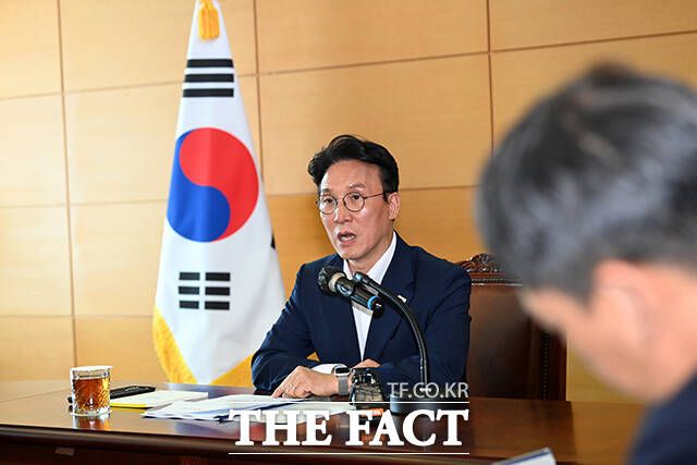 김민석 국무총리 후보자가 17일 오전 서울 종로구 통의동 금융감독연수원에 마련된 청문회 준비단 사무실에서 열린 사회분야 부처 업무보고에서 모두발언을 하고 있다. /임영무 기자