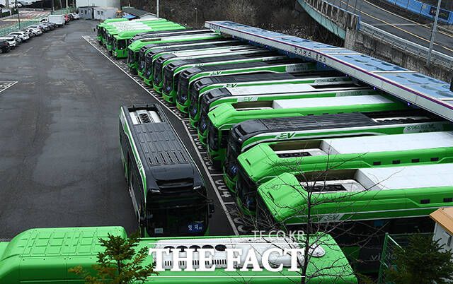 서울 용산구에 위치한 공영차고지에 운행을 멈춘 버스들이 주차돼 있다. /더팩트 DB