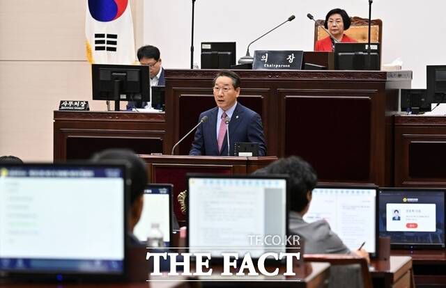 유정복 인천시장이 17일 시의회 본회의장에서 열린 제302회 제1차 정례회 제3차 본회의에서 의원들의 시정질문에 답변하고 있다./인천시