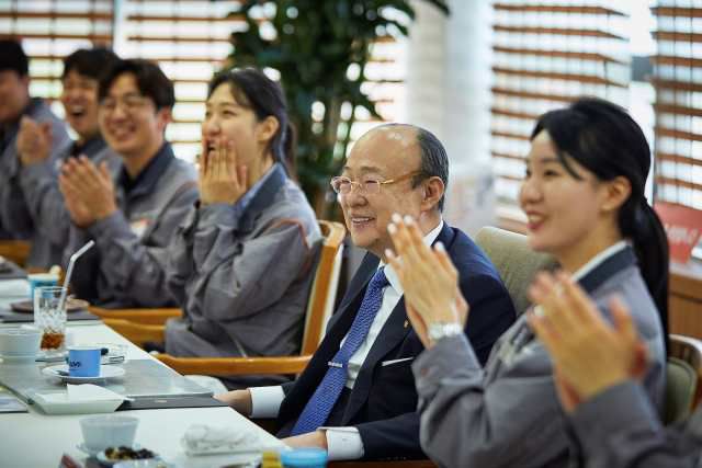 김승연 한화그룹 회장이 17일 충남 서산 한화토탈에너지스 대산공장 직원들과 오찬을 하며 환담을 나누고 있다. /한화그룹