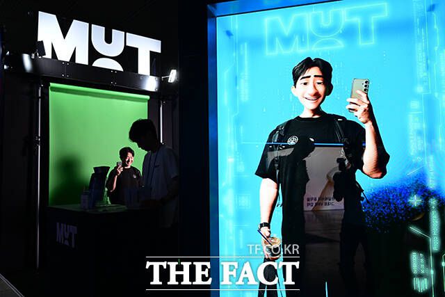 메타버스 속 내 모습을 기념사진으로 남기는 관람객.