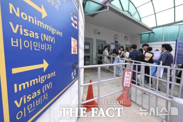 미국 도널드 트럼프 행정부 출범 이후 비자 발급을 위한 인터뷰가 잠정 중단되면서 미국행을 준비하던 이들은 불안에 떨고 있다. 미국 입국 지연에 따른 입학, 입사 일정에 차질을 빚을 우려가 커지면서 미국 대신 다른 국가로 선회하는 이들도 늘고 있다. /뉴시스