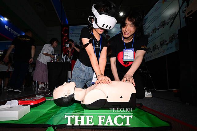 메타버스 엑스포 2025에서 한 어린이가 혼합현실(MR)을 기반으로 심폐소생술을 실습하고 있다.