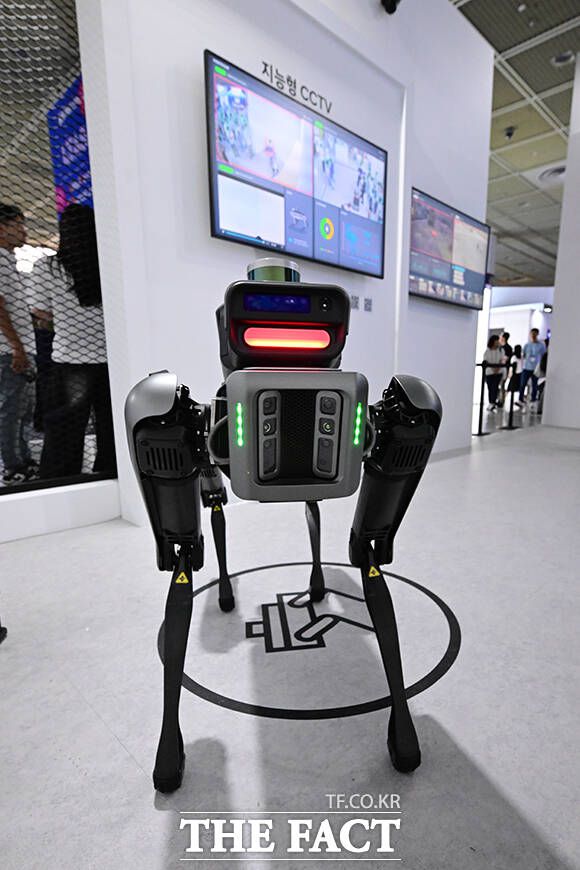 안면인식 기술에 집중한 현대자동차, 등록되지 않은 사람을 구별해 적생 경보등을 표시하고 있다.