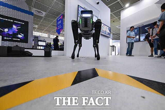 사족보행 로봇에 안면인식 기능 더한 현대자동차의 지능형CCTV 모습.