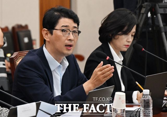 한 최고위원은 "남 헐뜯는 것만 잘하는 줄 알았더니 돈 모으는 재주도 있다"며 "주 의원이 본인 상황은 눈을 찔끔 감고 남의 흠결만 들춰내고 있으니까 이런 상황 두고 뭐 묻은 개가 겨 묻은 개 나무란다, 이런 말 나오는 게 아닌가"라고 비판했다./배정한 기자