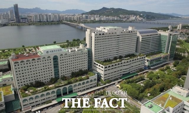 17일 서울시 송파구에 위치한 서울아산병원에서 '더팩트'가 진행한 유튜브 라이브에서 상반된 댓글들이 채팅창에 달렸다. 윤석열 전 대통령의 배우자인 김건희 여사가 지난 16일 서울아산병원에 입원했다는 소식에 더팩트는 현장 취재를 진행했다. /서울아산병원