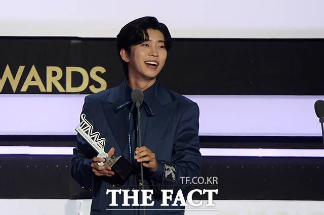 가수 임영웅이 주간아이돌 랭킹사이트 '팬앤스타' 솔로 랭킹 128주 연속 1위를 차지하며 명예의 전당에 올랐다. 사진은 지난 2023년 더팩트뮤직어워즈 '최다 득표상 솔로' 수상 당시 모습. /인천남동체육관=서예원 기자