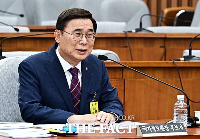 질의에 답변하는 이종석 후보자.