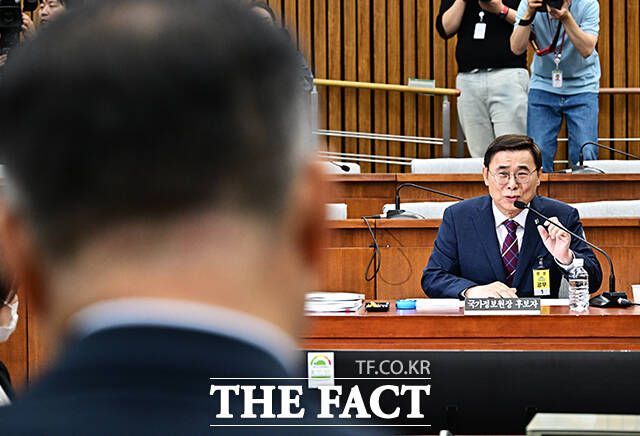 질의에 답변하는 이종석 후보자.