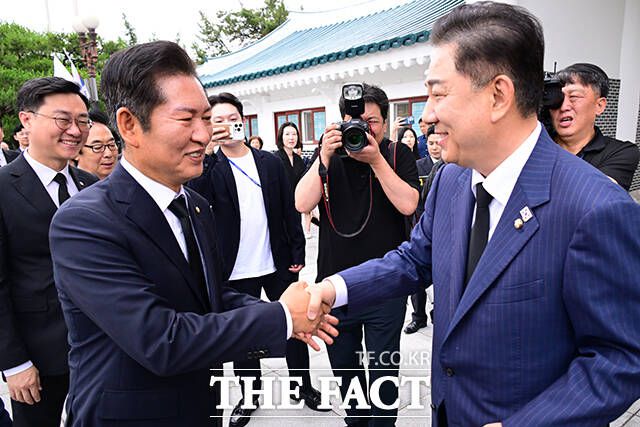 더불어민주당 전당대회를 앞두고 당권 경쟁이 조기 과열되고 있다. 정청래 의원이 출마를 선언한 가운데 박찬대 전 원내대표의 출마도 점쳐지면서 친명계 핵심 인사들 간 '친명 대 친명' 경쟁이 본격화되고 있다. 김병기 더불어민주당 대표 직무대행 겸 원내대표와 당대표 선거에 출사표를 던진 정청래 의원이 16일 오전 서울 동작구 국립서울현충원에서 만나 인사를 하고 있다. /남윤호 기자