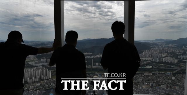 하지(夏至)를 하루 앞둔 19일 고기압의 영향으로 날씨가 점차 흐려지는 가운데 오후부터 서쪽 지역을 중심으로 비가 내리겠다./ 더팩트 DB