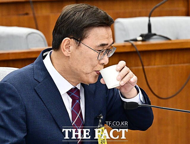 인사청문회 시작 전 물 마시는 이종석 후보자.