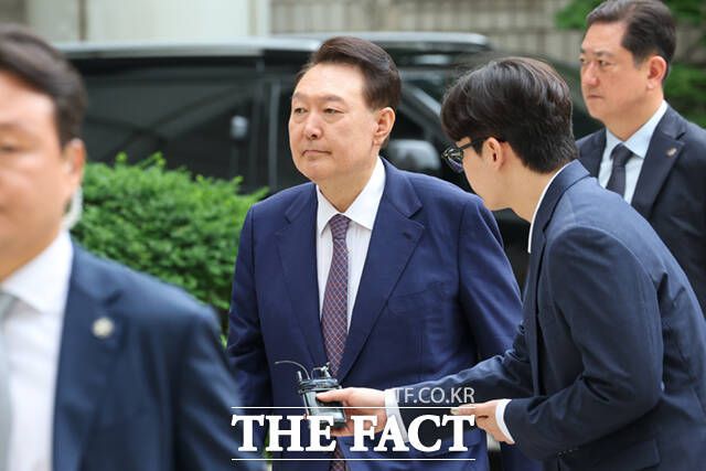 체포영장 집행 방해와 비화폰(보안처리된 전화기) 기록 삭제 지시 혐의를 받고 있는 윤석열 전 대통령이 19일 경찰의 3차 출석 요구에도 불응했다. 경찰은 세 차례 출석에 불응한 만큼 통상적인 수사 절차에 따라 체포영장 신청을 검토하고 있다. 사진은 윤 전 대통령이 지난 16일 오전 서울 서초구 서울중앙지방법원에서 열린 내란 우두머리 혐의·직권남용 권리행사 방해 혐의 사건 7차 공판에 출석하고 있는 모습. /사진공동취재단