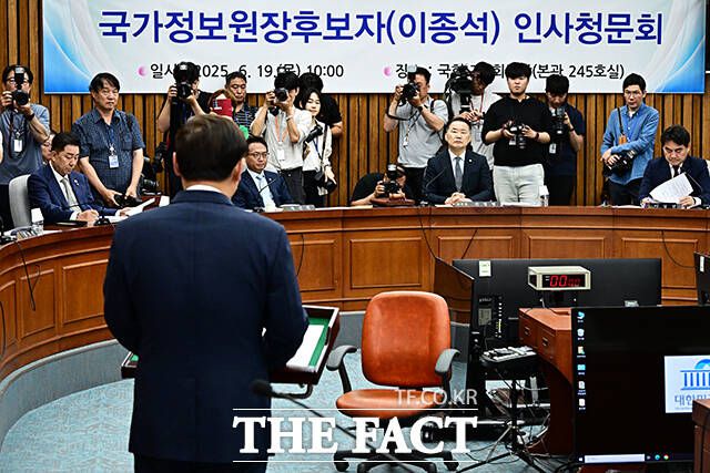 이종석 후보자 모두발언 듣는 신성범 위원장과 위원들.