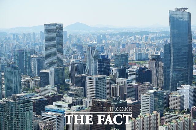 국내 전문가들도 대내외 불확실성 속 안전자산에 대한 선호도가 높아지면서 금값 상승세가 지속될 것으로 내다봤다. /더팩트 DB