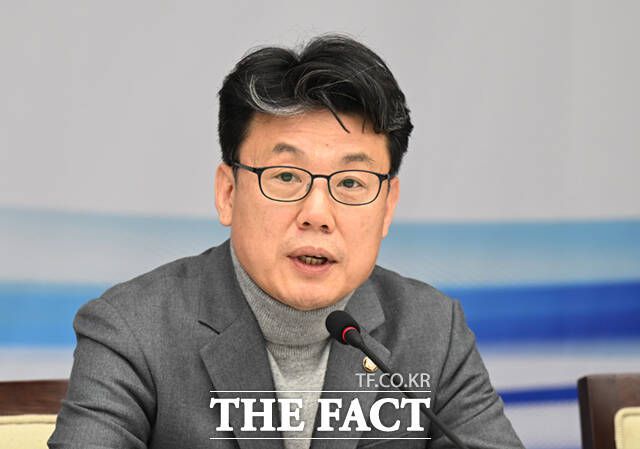 진성준 더불어민주당 정책위의장은 김민석 국무총리 후보자에 대한 국민의힘의 의혹 제기를 두고 "흠집내기가 도를 넘었다"며 인사청문회법 개정을 추진하겠다고 19일 밝혔다. /이새롬 기자