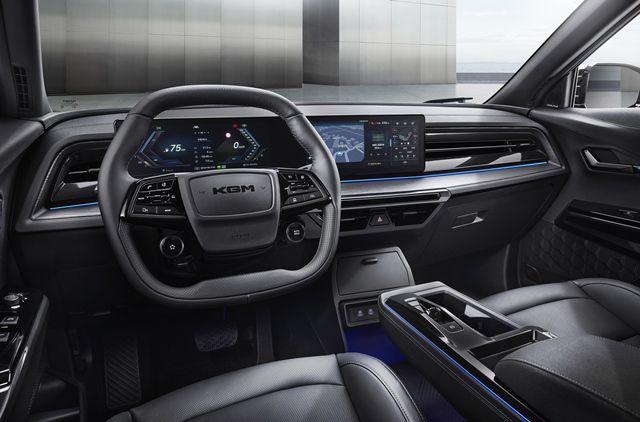 실내는 652ℓ 러기지 공간과 함께 △천연가죽 퀼팅 시트 △스마트 파워 테일게이트 △8개 에어백 △무선 소프트웨어 업데이트(OTA) 등 다양한 편의·안전 사양을 기본으로 탑재했다. /KGM