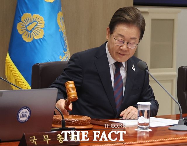 이재명 대통령은 19일 "국가 재정을 이제 사용할 때가 됐다"고 2차 추가경정예산의 필요성을 강조했다. 이 대통령이 10일 오전 용산 대통령실에서 주재한 25차 국무회의에서 의사봉을 두드리고 있다. /뉴시스