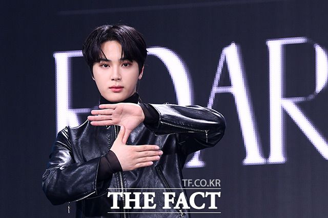 소속사 원헌드레드 측은 '아티스트로서 신뢰를 이어가기 어려운 상황임을 인지했다'며 주학년의 팀 탈퇴 및 전속계약 해지를 확정했다. 사진은 주 씨가 20일 오후 열린 앨범 쇼케이스에서 포즈를 취하고 있는 모습. /광진구=남용희 기자