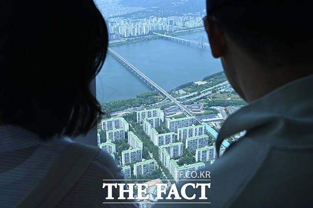 서울시는 지난 15일 외국인 부동산 거래에 대한 관리 체계 강화 방안을 발표했다. 사진은 서울 송파구 롯데월드타워 서울스카이에서 시민들이 잠실 일대 주택을 바라보고 있는 모습으로 기사의 특정 사실과 무관하다. /더팩트 DB