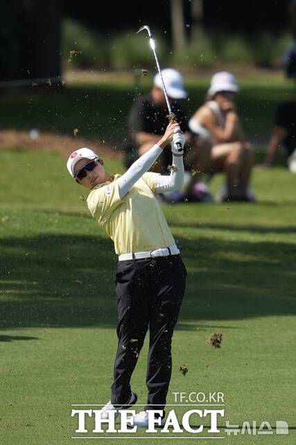 김효주가 셰브론챔피언십 18번홀에서 샷을 하고 있다. 포드챔피언십에서 우승했던 김효주는 셰브론챔피언십 연장전에서 패해 시즌 첫 2승자가 되는데 실패했다. /AP.뉴시스