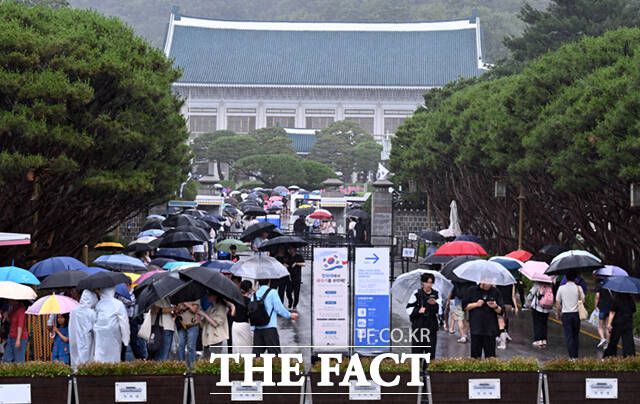 장마가 시작된 20일 오후 서울 종로구 청와대 앞이 관람객들로 붐비고 있다. /이새롬 기자