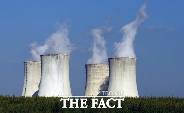 체코 원전 수출을 한국 원전 산업구조 재편의 계기로 삼아야 한다는 주장이 제기됐다. 체코 두코바니 원전 냉각기 모습. /AP .뉴시스