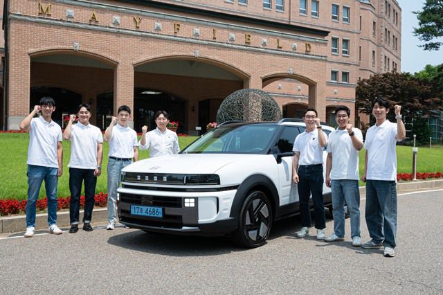 (왼쪽부터) 전성배 전동화시스템설계팀 책임연구원, 이조영 수소전기차성능시험팀 책임연구원, 정재권 FC제어개발1팀 책임연구원, 이재훈 MLV총합시험팀 책임연구원, 정현준 MLV프로젝트2팀 연구원, 김호중 MLV프로젝트2팀 책임연구원, 박훈우 FC시스템설계1팀 책임연구원. /현대자동차