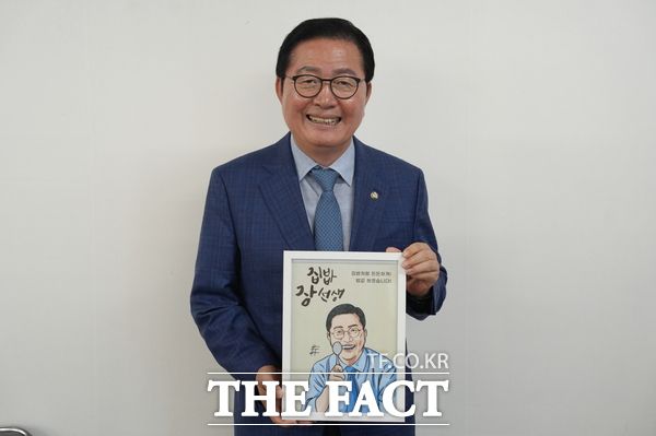 장종태 더불어민주당 의원(대전 서구 갑)이 자신의 캐리커쳐를 들고 포즈를 취하고 있다. /정예준 기자